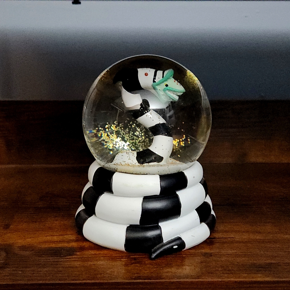Sandworm snowglobe